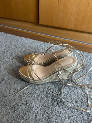 Sandalias doradas de cuña