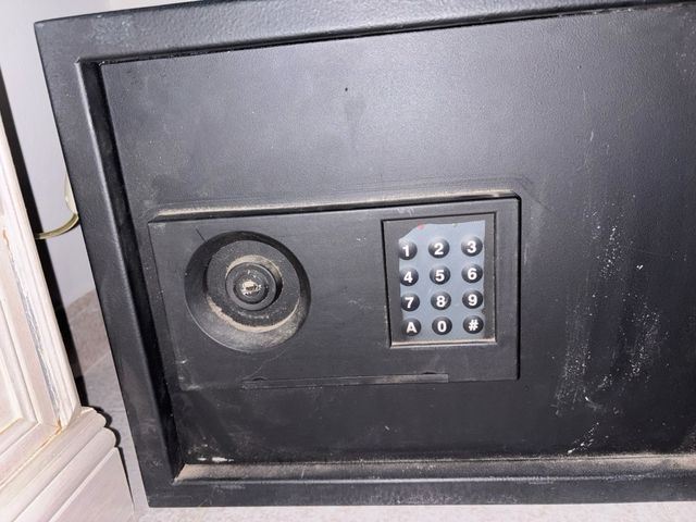 Caja fuerte de metal negra
