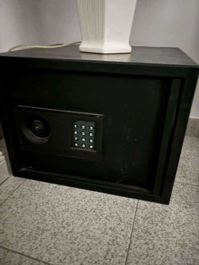 Caja fuerte de metal negra