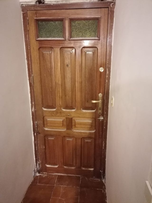 Puerta madera maciza