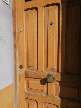 Puerta madera maciza