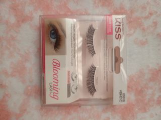 5 Pestañas Kiss Blooming Lash + 1 más regaló