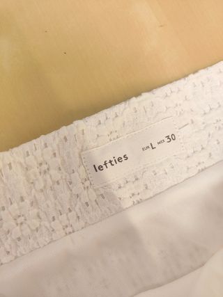 Falda blanca calada Lefties