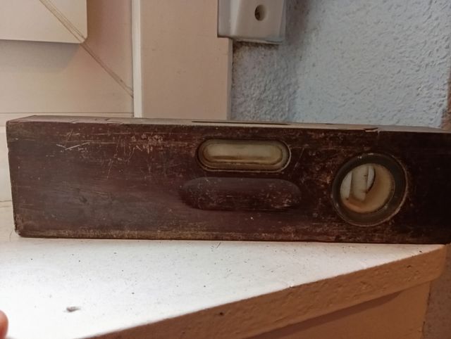 Nivel de madera antiguo