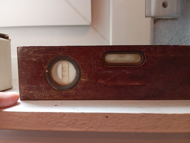 Nivel de madera antiguo