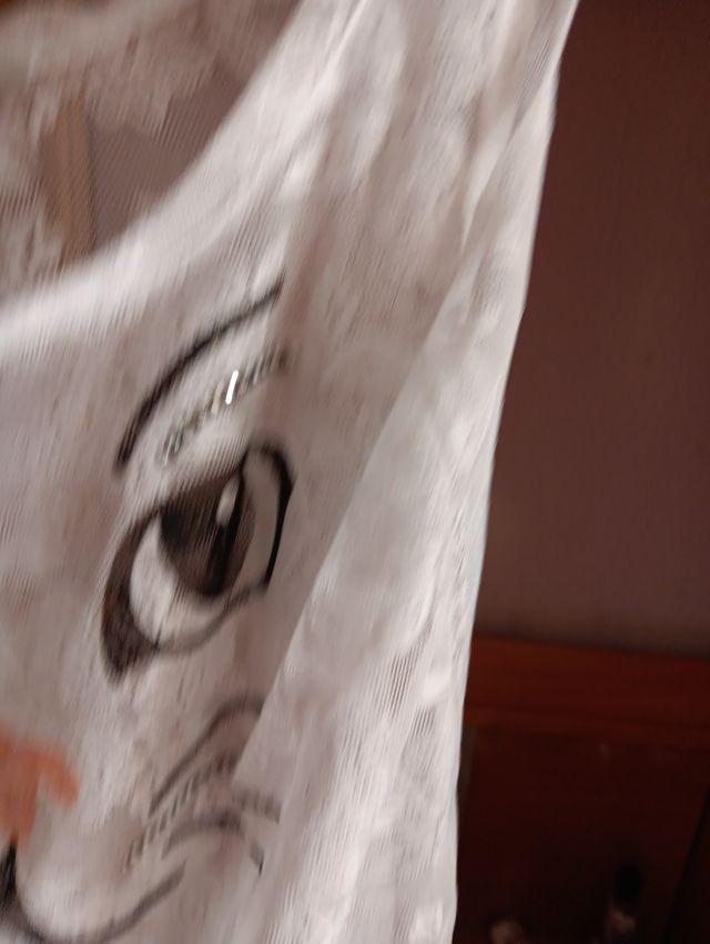 Camiseta blanca de encaje con diseño de gato