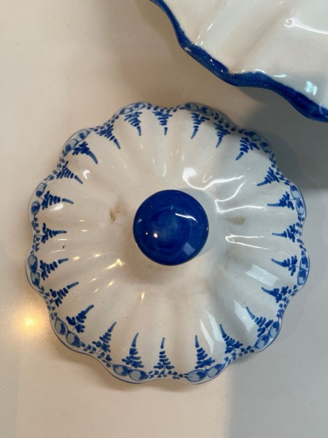 Recipiente cerámico antiguo azul y blanco