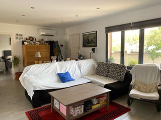 Casa unifamiliar techo libre y jardín