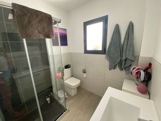 Casa unifamiliar techo libre y jardín