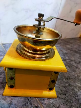 Molinillo café vintage amarillo madera con cajon.