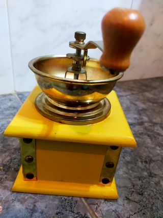 Molinillo café vintage amarillo madera con cajon.