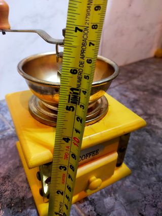 Molinillo café vintage amarillo madera con cajon.