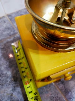 Molinillo café vintage amarillo madera con cajon.