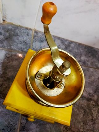 Molinillo café vintage amarillo madera con cajon.