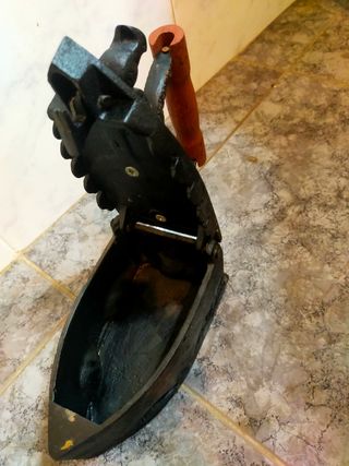 Plancha antigua hierro fundido y madera.