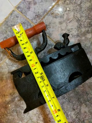 Plancha antigua hierro fundido y madera.