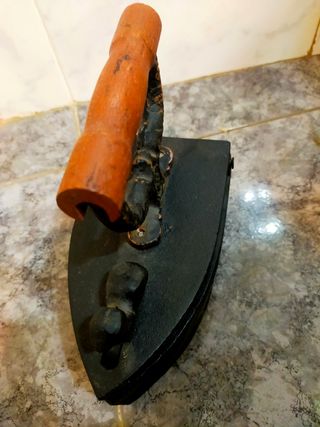 Plancha antigua hierro fundido y madera.