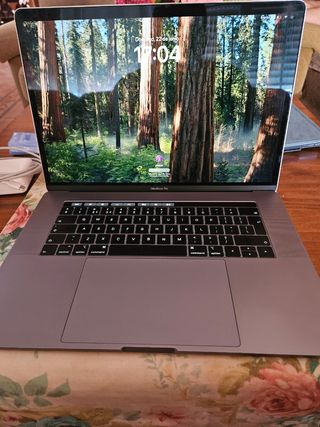 MacBook Pro 15" Touch Bar - airpods pro 2 