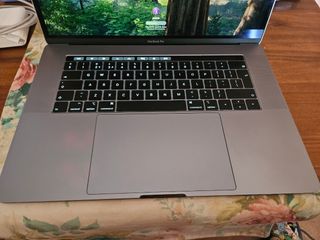 MacBook Pro 15" Touch Bar - airpods pro 2 