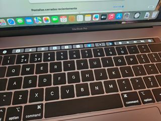 MacBook Pro 15" Touch Bar - airpods pro 2 