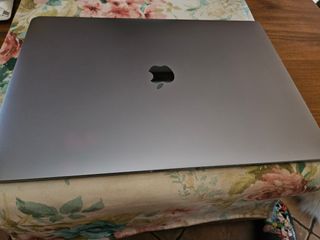 MacBook Pro 15" Touch Bar - airpods pro 2 