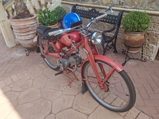 Moto Guzzi Hispania 65cc roja