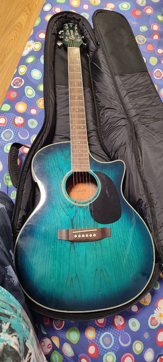 Guitarra electroacústica azul