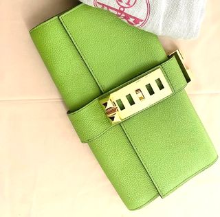 Clutch en piel verde