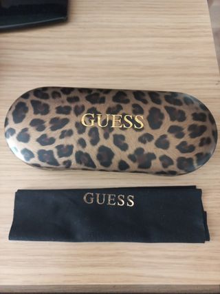 Estuches gafas,GUESS  y ETRO.
