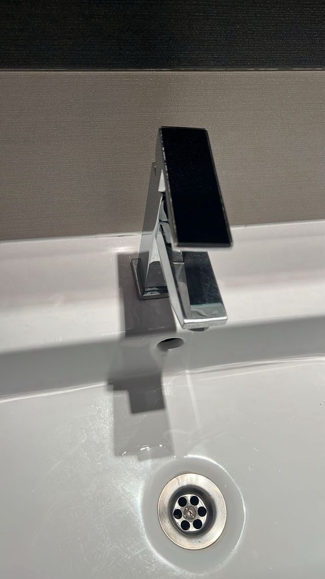 Mueble baño negro con lavabo blanco. URGE VENTA