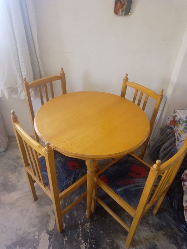 Mesa redonda extensible + 4 sillas