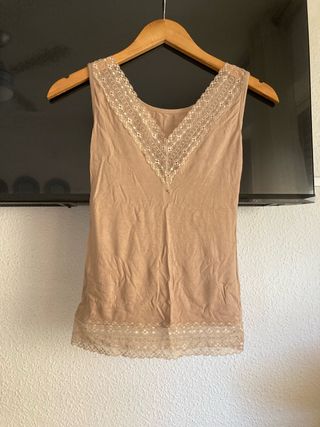 Top beige con encaje