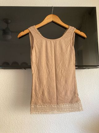 Top beige con encaje