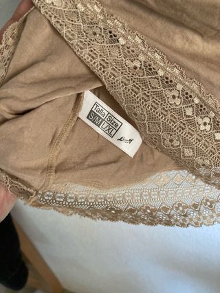 Top beige con encaje