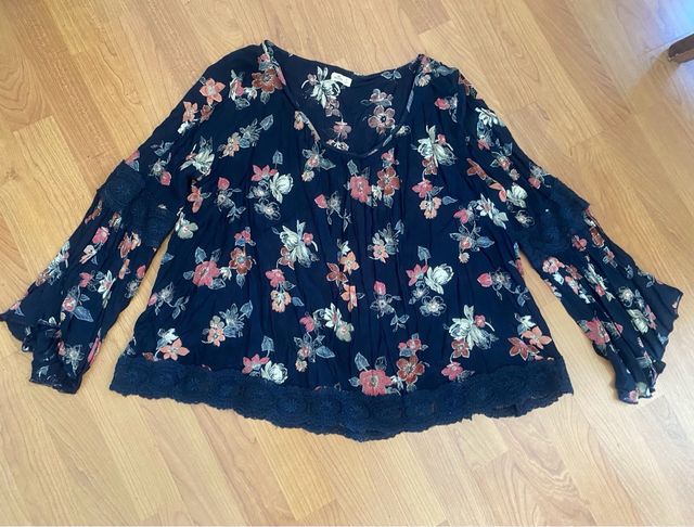 Blusa floral negra Hollister