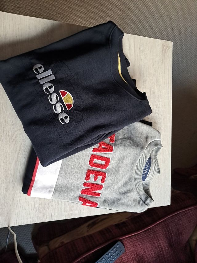 Sudaderas azul de Ellese y gris de Pull&Bear