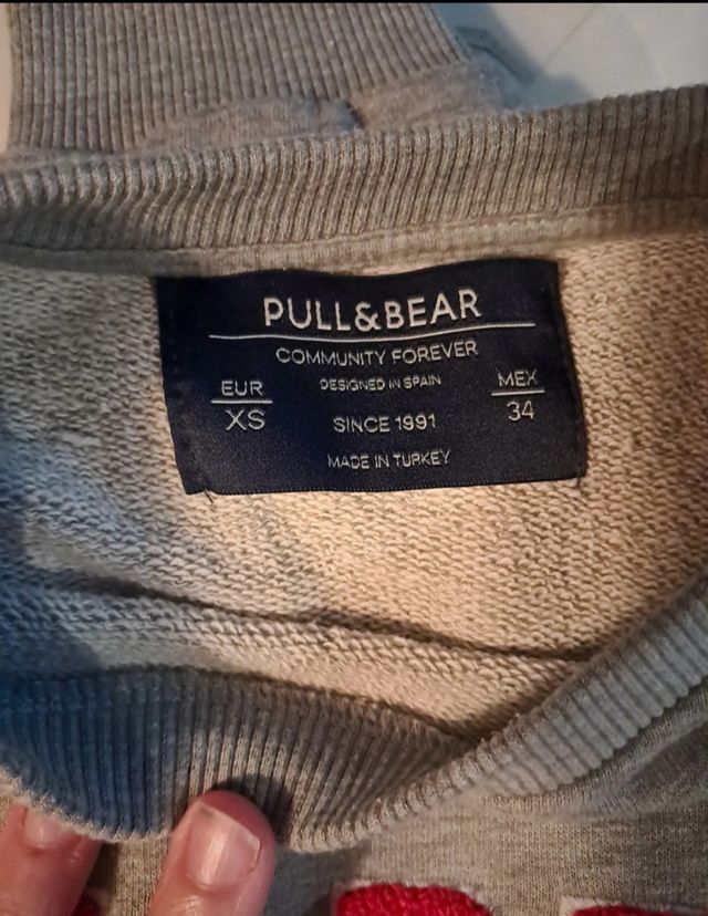 Sudaderas azul de Ellese y gris de Pull&Bear