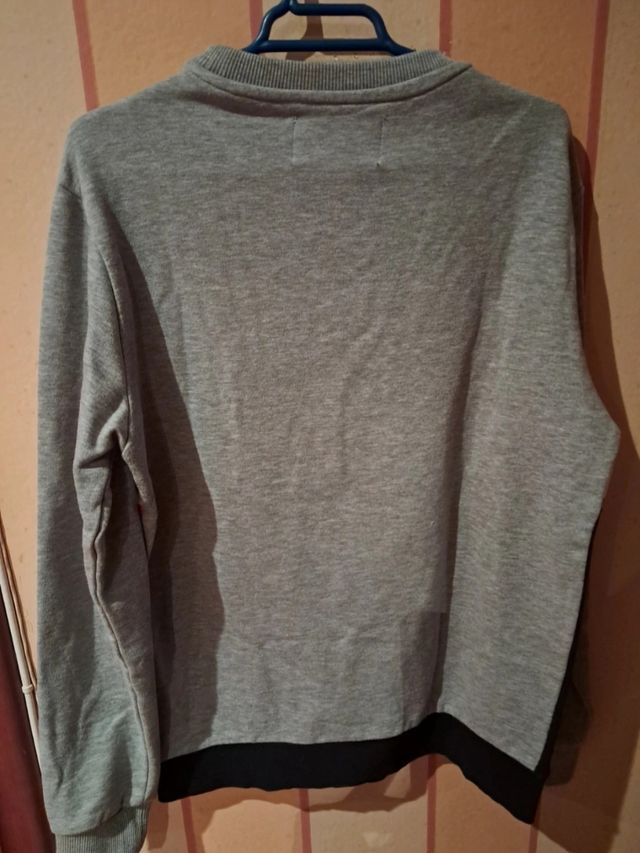 Sudaderas azul de Ellese y gris de Pull&Bear