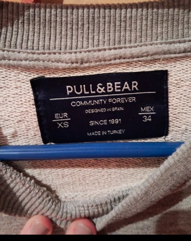 Sudaderas azul de Ellese y gris de Pull&Bear