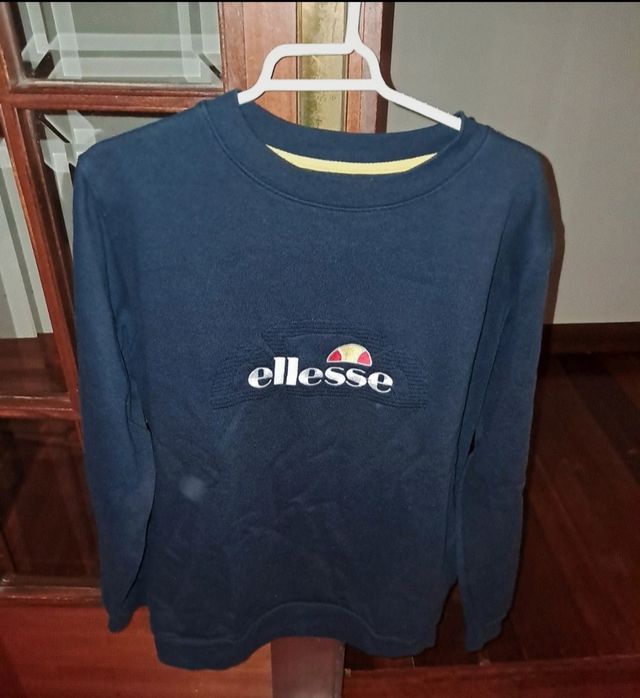 Sudaderas azul de Ellese y gris de Pull&Bear