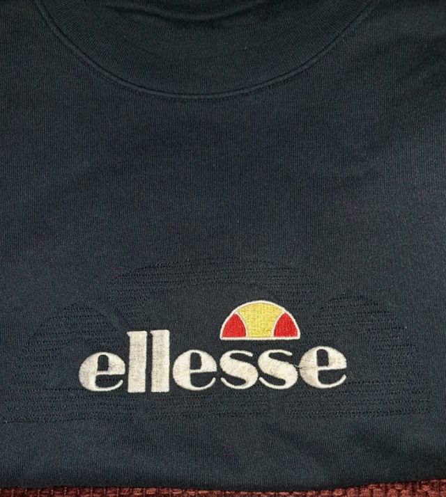 Sudaderas azul de Ellese y gris de Pull&Bear