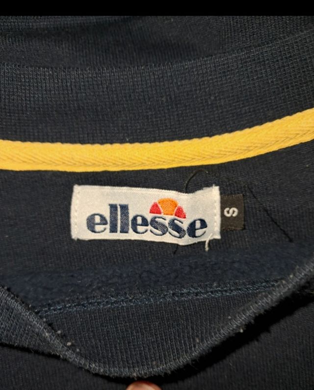 Sudaderas azul de Ellese y gris de Pull&Bear