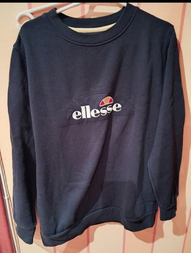 Sudaderas azul de Ellese y gris de Pull&Bear