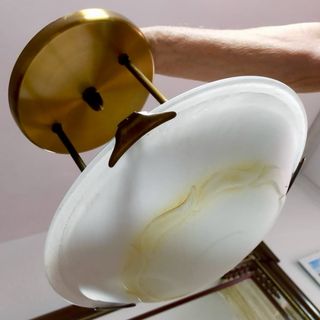 Lámpara techo dorada y blanca