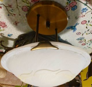 Lámpara techo dorada y blanca