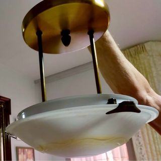 Lámpara techo dorada y blanca