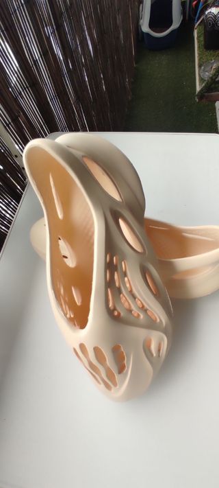 Chanclas foam beige talla 42