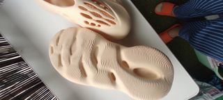 Chanclas foam beige talla 42