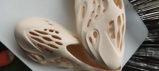 Chanclas foam beige talla 42