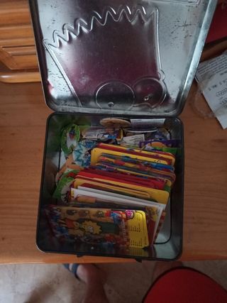Lote de cartas y chapas Simpsons